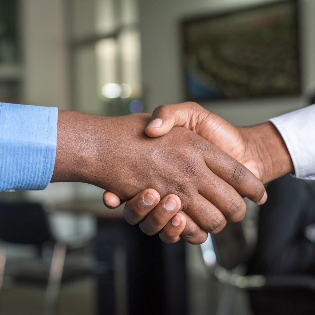 Networking na saúde, médicos apertando as mãos