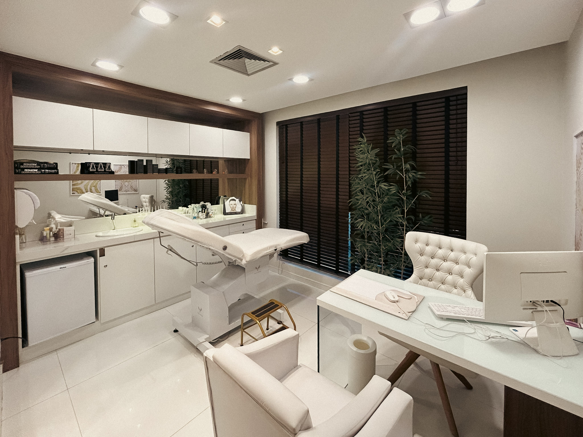 Ambiente acolhedor com detalhes em tons claros