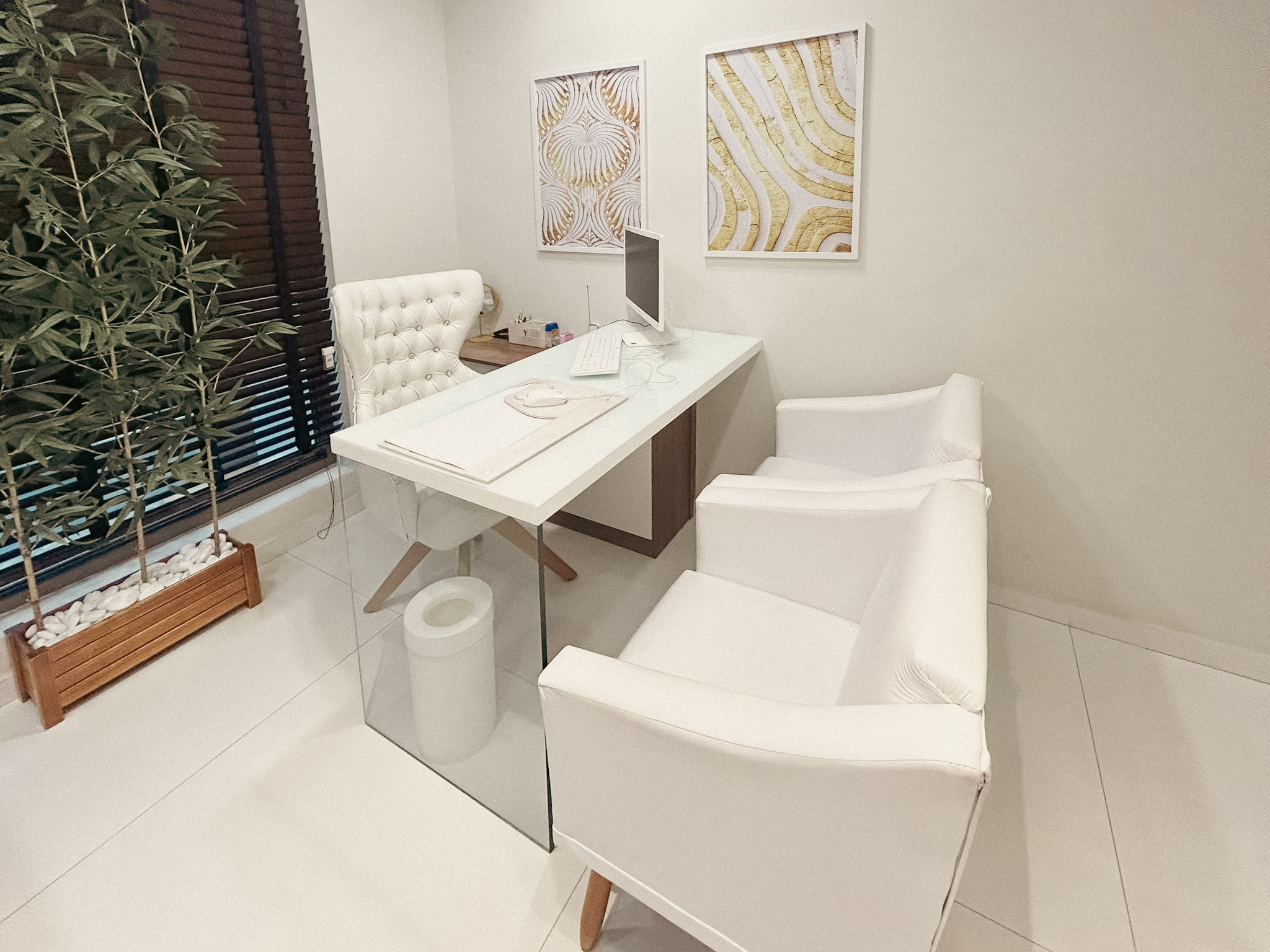 Consultório com iluminação natural e layout minimalista
